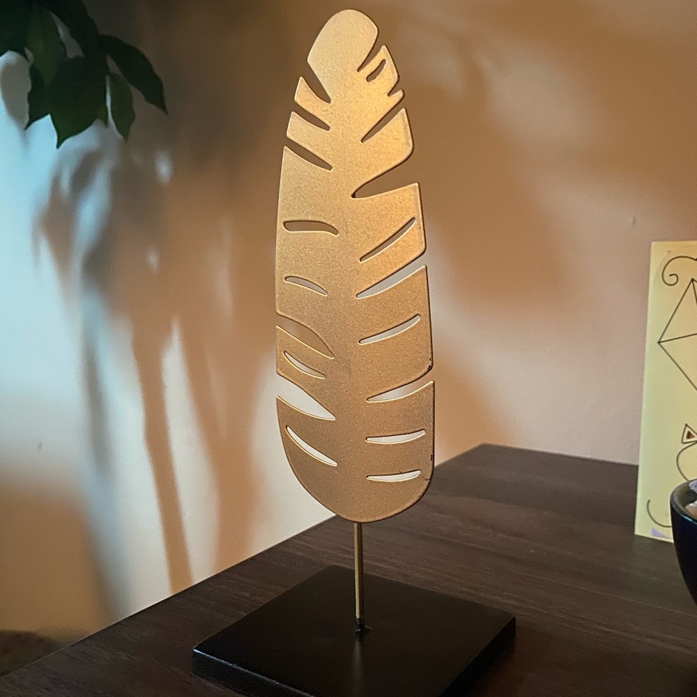 Gold feather decor